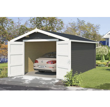 Holzgarage mit geöffneten Türen und Auto im Inneren