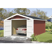 Holzgarage mit geöffneten Türen und einem geparkten Auto im Inneren