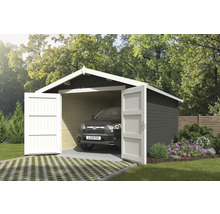 Offene Holztor-Garage mit Auto im Garten