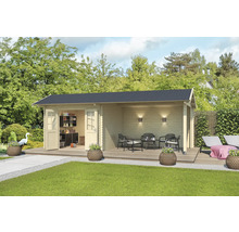 Gartenhaus mit Terrasse, Gartenmöbeln und Inneneinrichtung in einem grünen Garten.