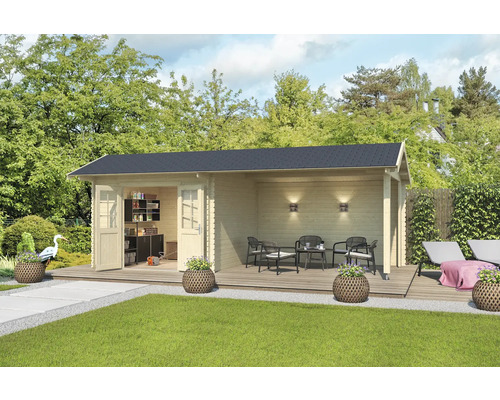Gartenhaus Outdoor Life New York inkl. Dachanbau mit Rückwand 720 x 389,3 cm natur Gartenhaus mit Terrasse, Gartenmöbeln und Inneneinrichtung in einem grünen Garten.