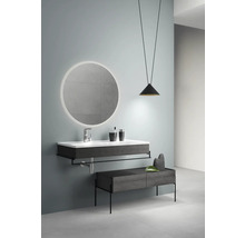 Badezimmer mit Waschtisch, beleuchtetem Spiegel, Hängelampe und Bank