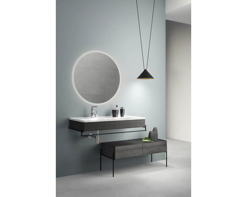 Badezimmer mit Waschtisch, beleuchtetem Spiegel, Hängelampe und Bank