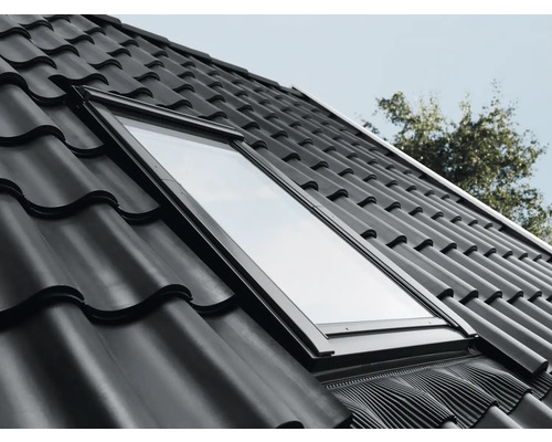 Dachfenster in einem Dach mit Ziegeldeckung.