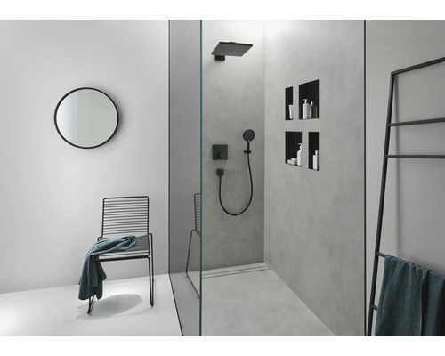 Modernes Badezimmer mit begehbarer Dusche, schwarzer Armatur und minimalistischem Design.
