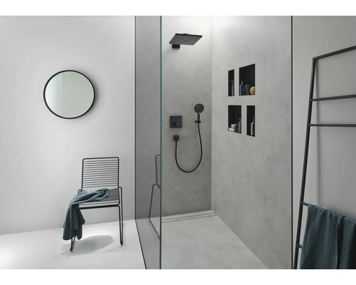 Modernes Badezimmer mit Dusche, Handbrause, Ablageflächen, Leiterregal und rundem Spiegel