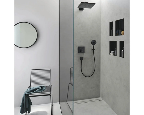 Modernes Badezimmer mit Dusche, schwarzer Armatur, rundem Spiegel und Stuhl