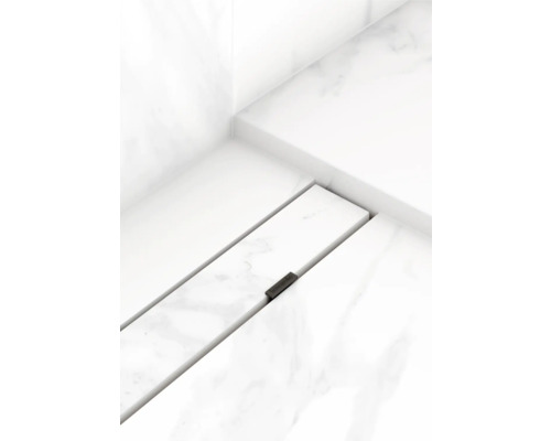 Detailaufnahme einer Duschrinne mit Hansgrohe Logo in einem modernen Badezimmer