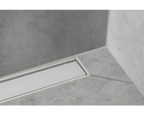 Bodengleiche Dusche mit Ablaufrinne im Badezimmer.