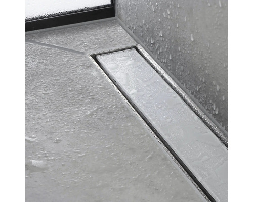 Bodenebene Dusche mit Duschrinne aus Edelstahl und Wasserablauf