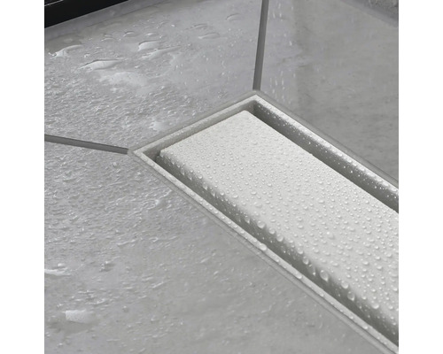 Bodenebene Dusche mit Edelstahl Ablaufrinne und Fliesen