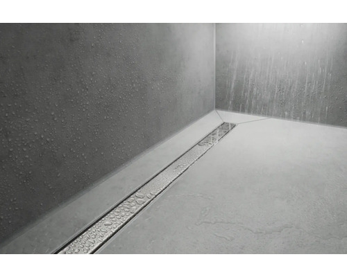 Edelstahl Duschrinne im Badezimmer mit Wasser