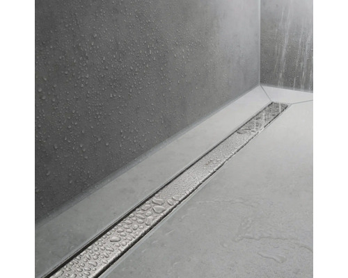 Duschrinne im Badezimmer mit Wasser