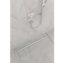 Begehbare Dusche mit Duschrinne, Armatur und Handbrause vor hellgrauer Wand