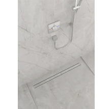 Badezimmer mit Duscharmatur und Bodenablauf