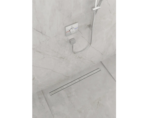 Badezimmer mit Duscharmatur und Bodenablauf