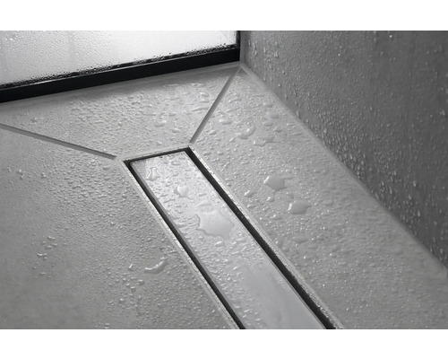 Dusche mit Ablaufrinne im Boden, Fliesen und Wassertropfen