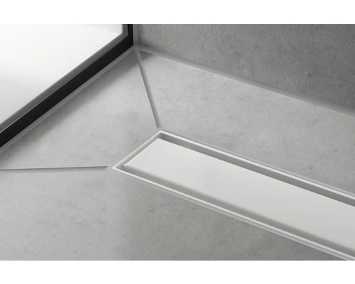 Bodenebene Dusche mit Ablaufrinne in einem Badezimmer