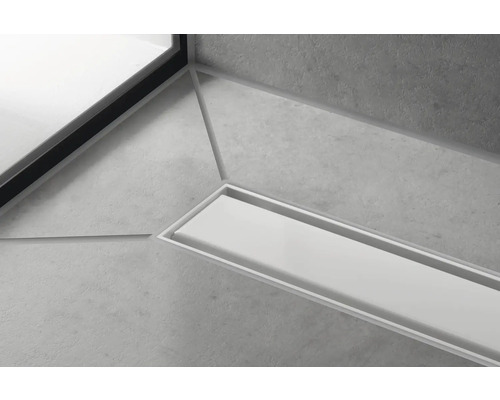 Detailaufnahme einer Duschrinne im Badezimmer