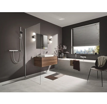Modernes Badezimmer mit Dusche, Waschtisch, Badewanne und Fensterjalousien