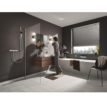 Badezimmer mit Dusche, Waschbecken, Spiegel, Badewanne und Fenster mit Jalousien