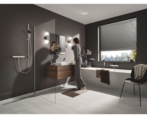 Badezimmer mit Dusche, Waschbecken, Spiegel, Badewanne und Fenster mit Jalousien