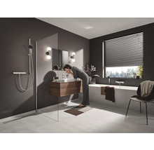 Badezimmer mit Dusche, Waschtisch, Badewanne und Fensterjalousie
