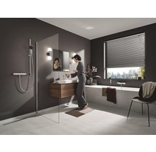 Modernes Badezimmer mit Dusche, Waschtisch, Badewanne und Fenster