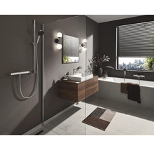 Modernes Badezimmer mit Dusche, Waschbecken, Spiegel und Badewanne unter einem Fenster