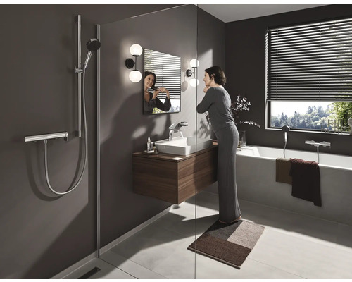 Modernes Badezimmer mit Dusche, Waschtisch, Spiegel und Badewanne