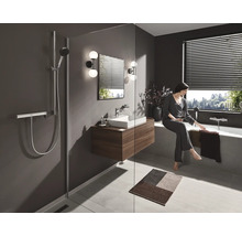 Badezimmer mit Dusche, Waschbeckenunterschrank, Badewanne und Frau