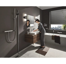 Badezimmer mit Dusche, Waschbecken, Spiegel, Badewanne und Frau