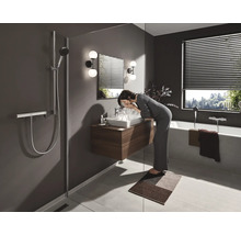 Badezimmer mit Dusche, Waschbecken, Spiegel, Beleuchtung, Badewanne und Jalousien