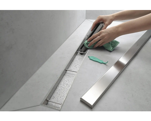 Reinigung einer Duschrinne aus Edelstahl im Badezimmer.