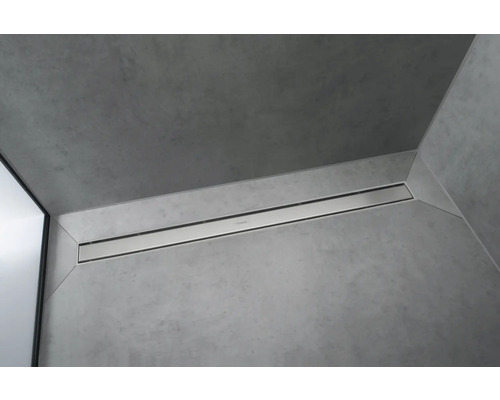 Badezimmer mit Entwässerungsrinne aus Edelstahl in der Dusche