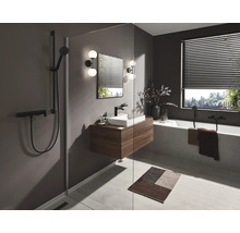 Modernes Badezimmer mit Dusche, Waschbecken, Spiegel und Badewanne.