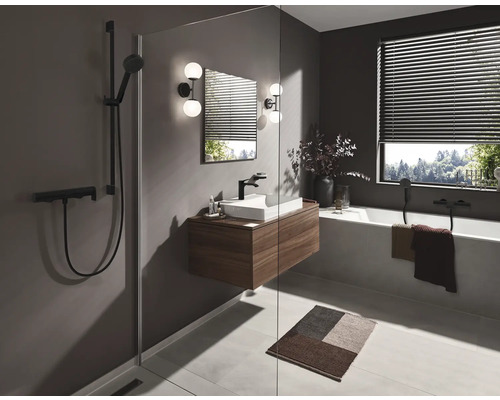 Modernes Badezimmer mit Dusche, Waschbecken, Spiegel und Badewanne.