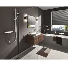 Helles Badezimmer mit Dusche, Waschbeckenunterschrank, Badewanne und Fenster
