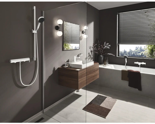 Helles Badezimmer mit Dusche, Waschbeckenunterschrank, Badewanne und Fenster