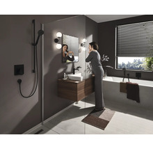 Badezimmer mit Dusche, Waschbecken, Spiegel, Badewanne und Jalousien für ein helles und organisiertes Ambiente.
