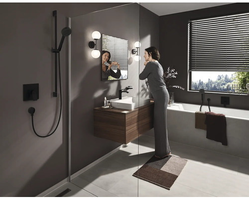 Badezimmer mit Dusche, Waschbecken, Spiegel, Badewanne und Jalousien für ein helles und organisiertes Ambiente.