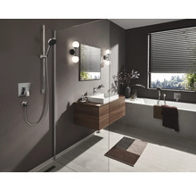 Badezimmer mit Dusche, Waschbeckenunterschrank, Badewanne und Fenster mit Jalousien.