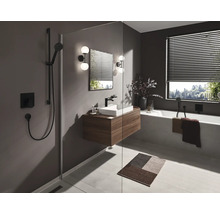 Badezimmer mit Dusche, Waschtisch, Badewanne und Fenster mit Jalousien