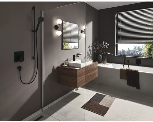 Badezimmer mit Dusche, Waschtisch, Badewanne und Fenster mit Jalousien