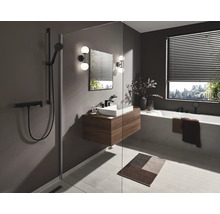 Modernes Badezimmer mit Dusche, Waschtisch, Badewanne und Fenster mit Jalousien