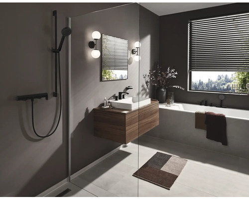 Modernes Badezimmer mit Dusche, Waschtisch, Badewanne und Fenster mit Jalousien