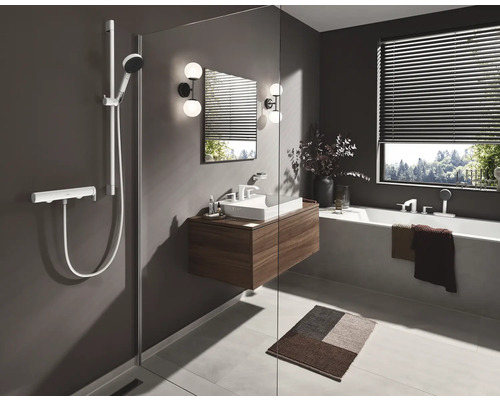 Badezimmer mit Dusche, Waschtisch und Badewanne in modernem Design