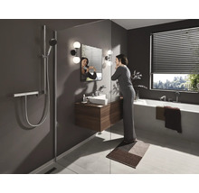 Badezimmer mit Dusche, Waschbecken, Spiegel, Badewanne und Fenster