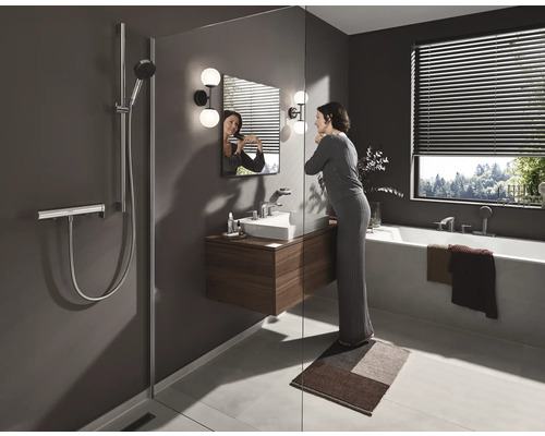 Badezimmer mit Dusche, Waschbecken, Spiegel, Badewanne und Fenster