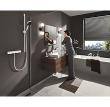 Modernes Badezimmer mit Dusche, Waschbecken und Badewanne